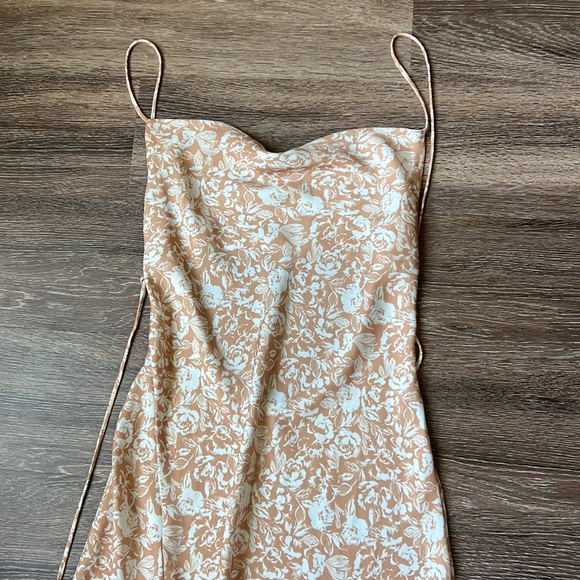Resa - Madison Slip Dress Size XS Open Back Tan White Floral Maxi Slit - Picture 5 of 7